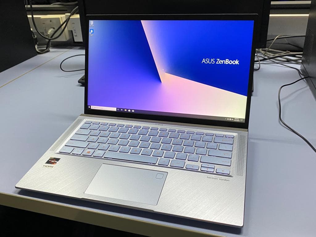 PC Ultra-Portable reconditionné Asus ZenBook UM431D 14" AMD Ryzen 5 8 Go RAM 512 Go SSD